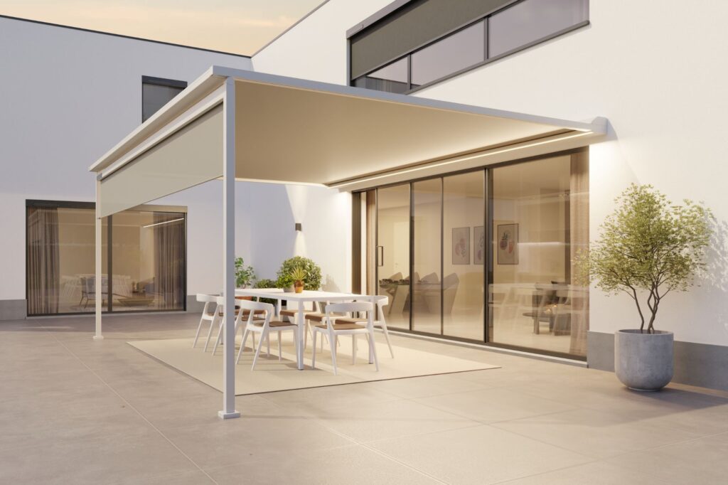 Moderne terrasoverkapping Versuz Linea met strak design en geïntegreerde zonwering, geplaatst aan een moderne woning.