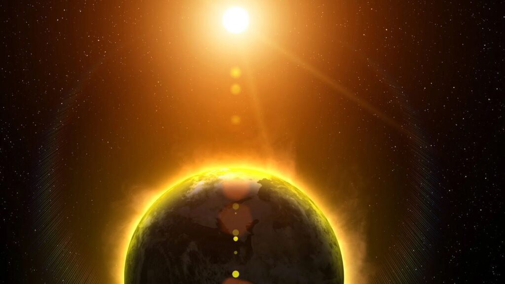 De aarde baadt in een intens oranjegele gloed terwijl de zon fel schijnt in de ruimte, met zichtbare zonnestralen en lensflares. De afbeelding roept thema’s op als opwarming van de aarde, klimaatverandering en zonnestraling.